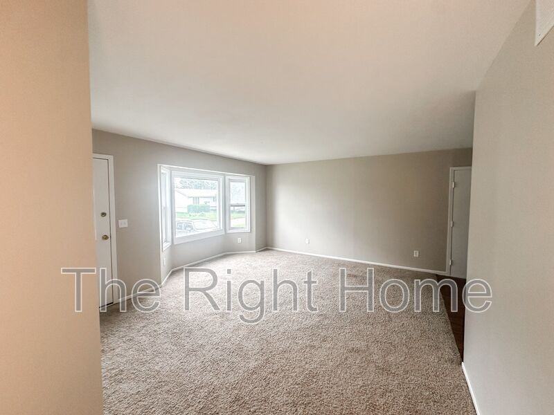 6424 N 68th St - Photo 3 of 20