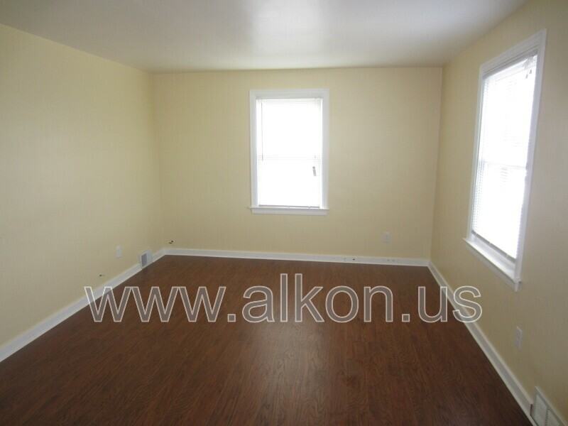 2411 Webster Ave - Photo 3 of 23
