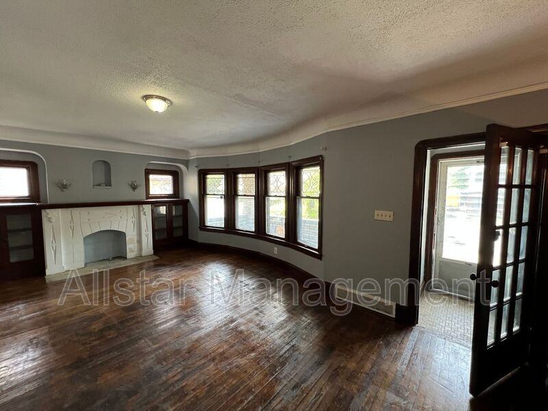 3257 E 139th St #DOWN - Photo 3 of 24