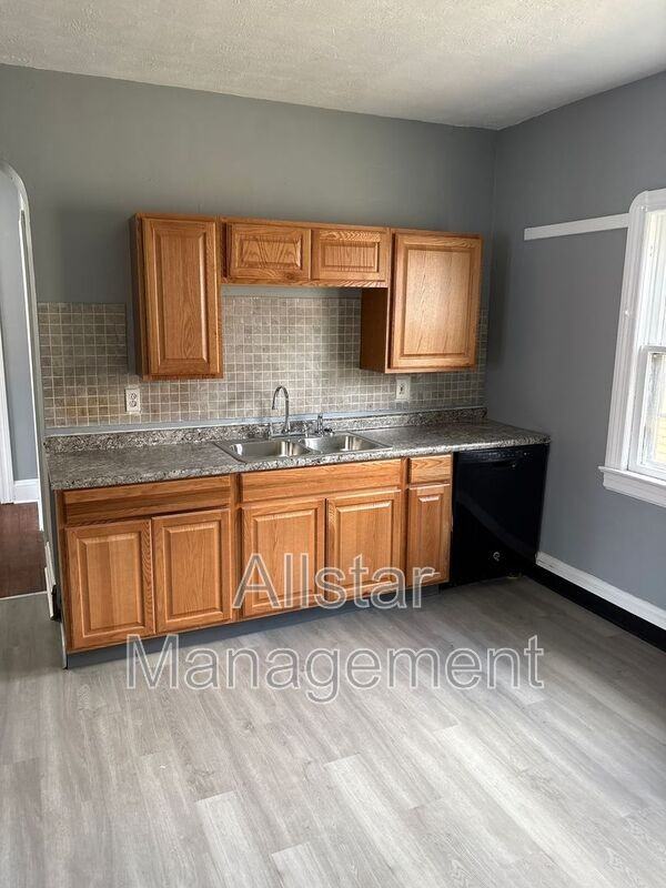 3255 E 139th St #UP - Photo 2 of 35