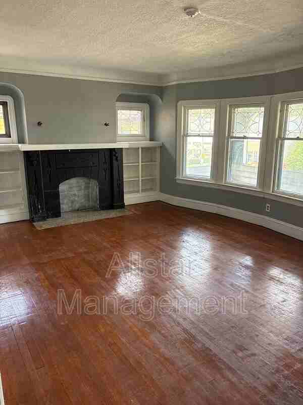 3255 E 139th St #UP - Photo 3 of 35