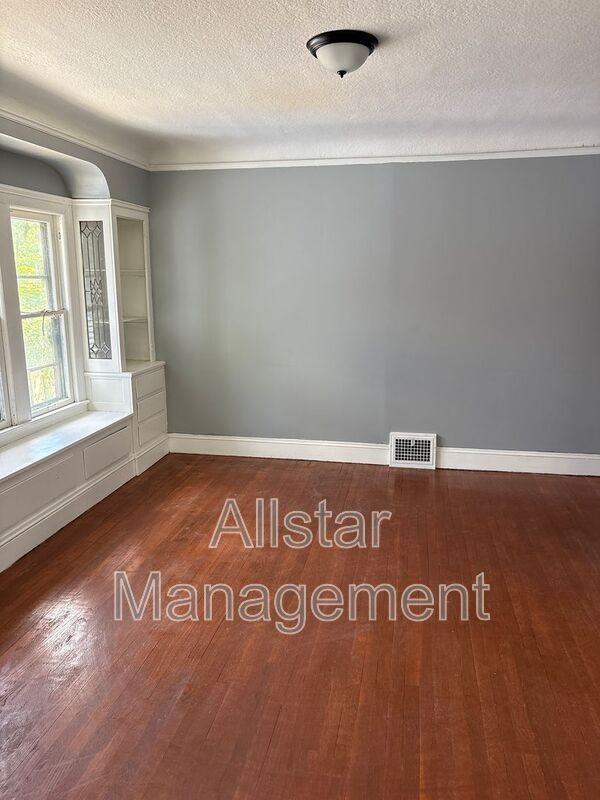3255 E 139th St #UP - Photo 4 of 35