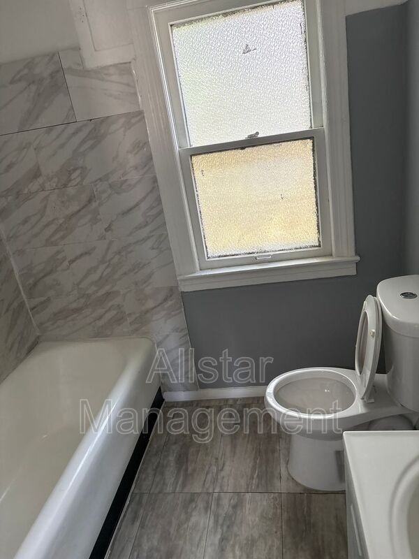 3255 E 139th St #UP - Photo 5 of 35