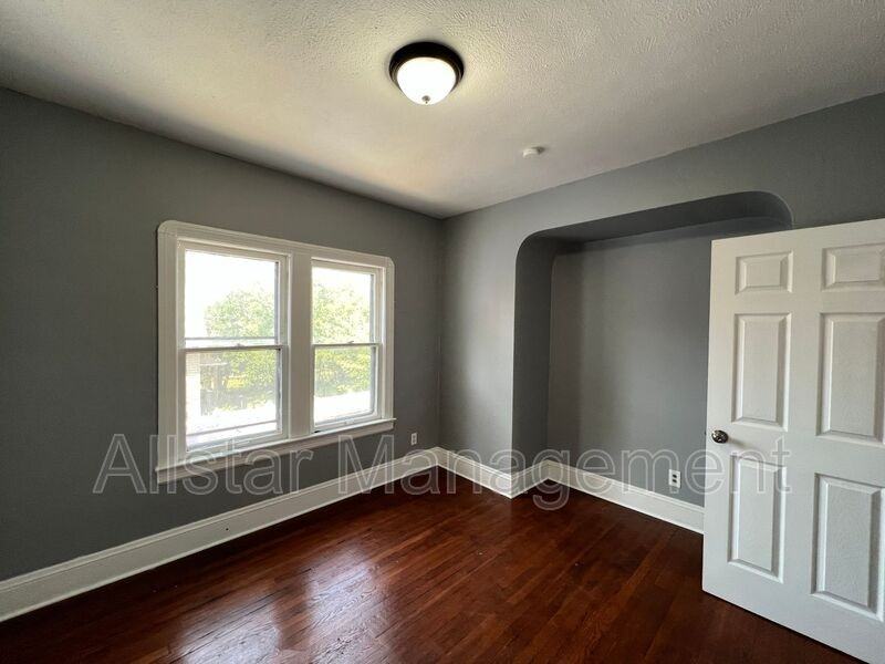 3255 E 139th St #UP - Photo 6 of 35