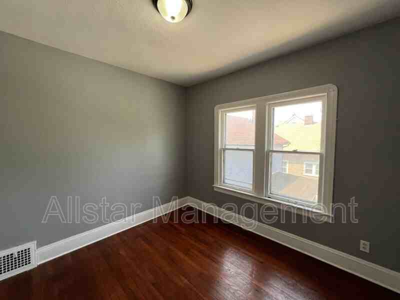 3255 E 139th St #UP - Photo 7 of 35