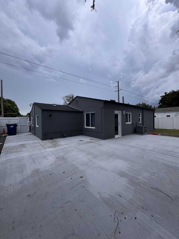 2416 Nw 88th St #NA - Photo 2 of 18