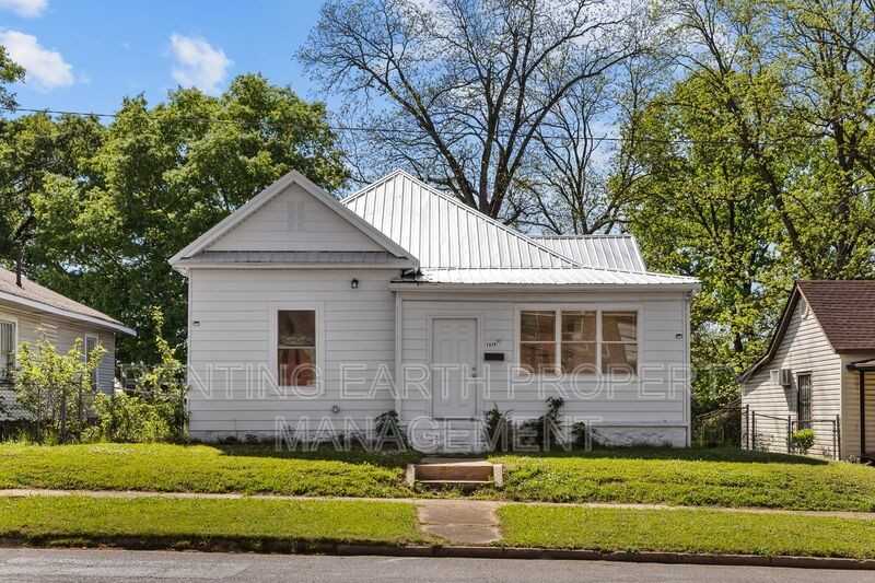 2028 Avenue V - Photo 4 of 21