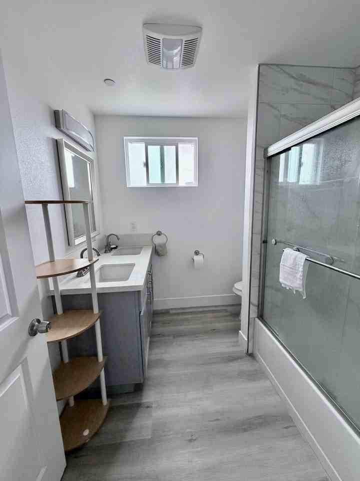 217 1/2 E 29th St #NA - Photo 4 of 18