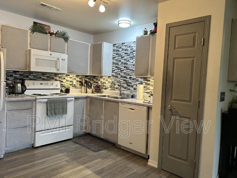 3505 Fallon St #B15 - Photo 4 of 12