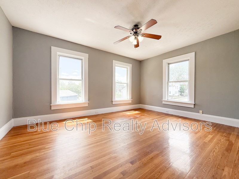402 Auburn St #1F - Photo 2 of 8
