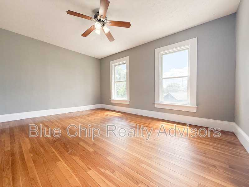 402 Auburn St #1F - Photo 3 of 8
