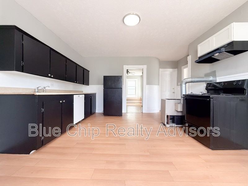402 Auburn St #1F - Photo 7 of 8