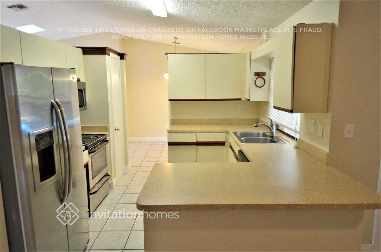 10821 Nw 33rd St - Photo 6 of 18
