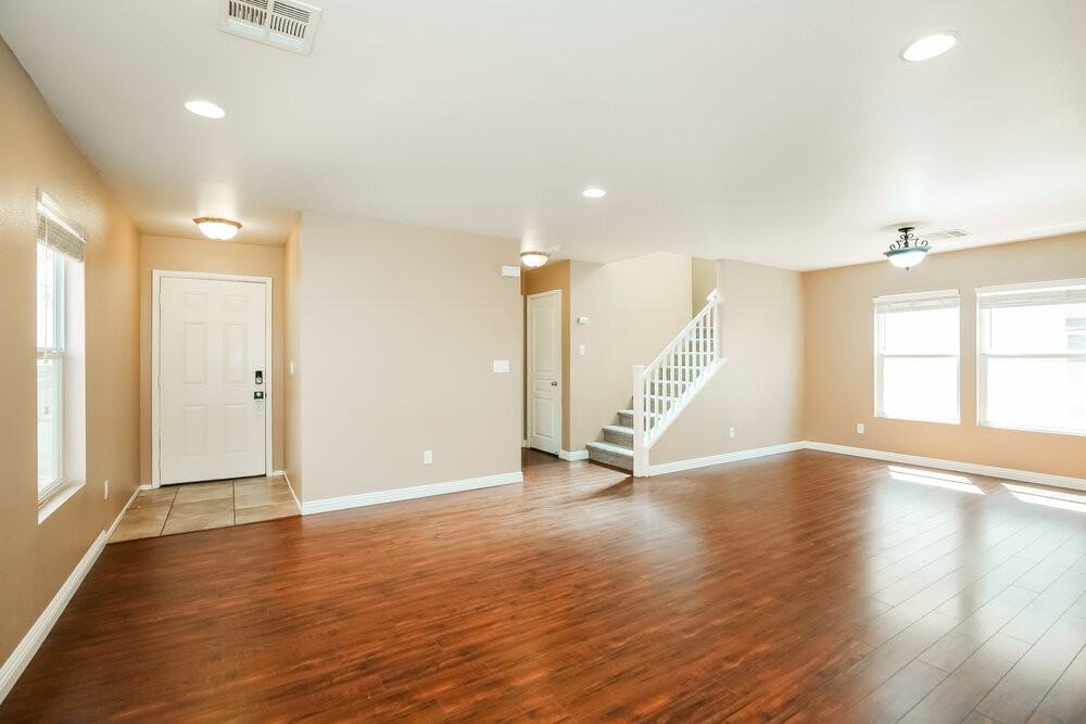 9434 Blooming Grove Ave - Photo 5 of 17