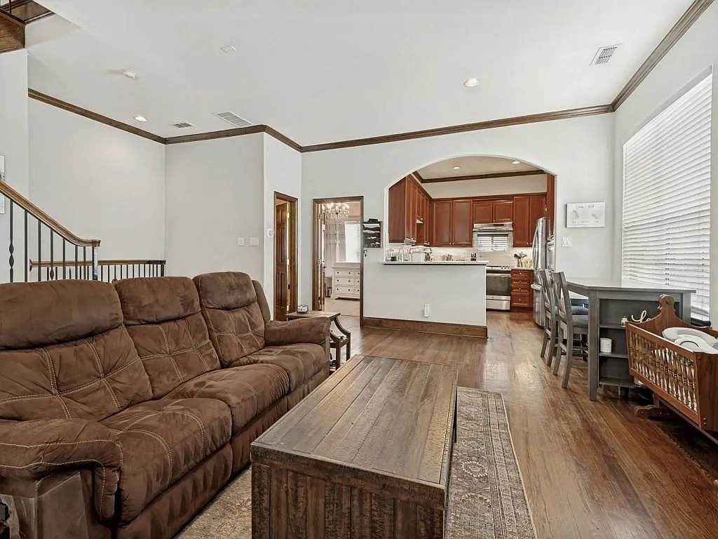 1018 Pavillion St - Photo 2 of 8