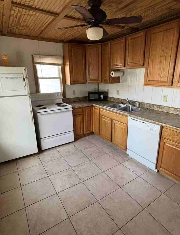 1010 Laramie St #1010B - Photo 4 of 8