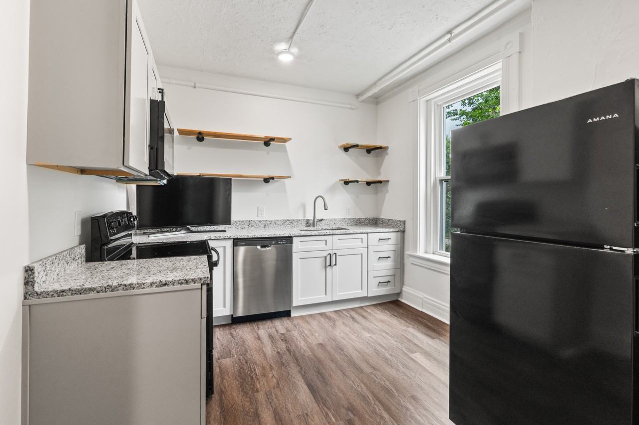 427 Whiteman St #4 - Photo 5 of 14