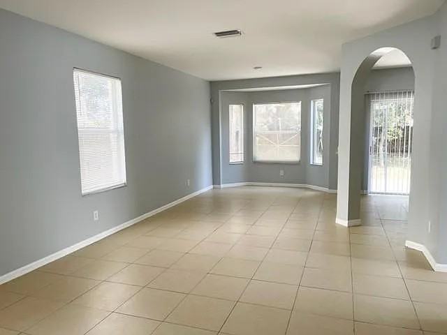10477 Blackmore Dr - Photo 4 of 32