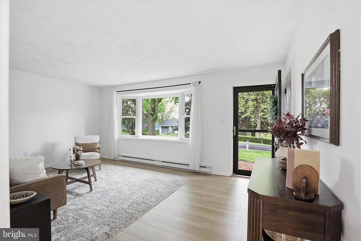 947 Hill St - Photo 4 of 30