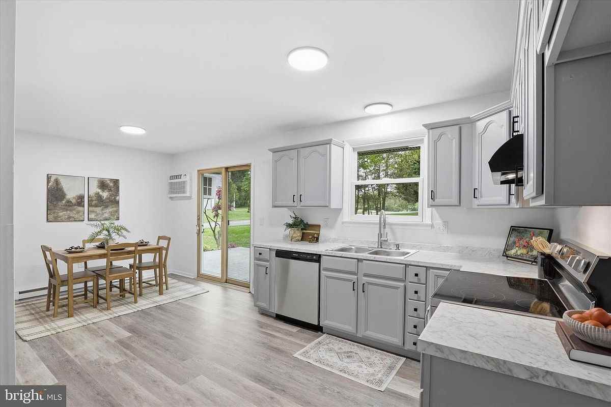 947 Hill St - Photo 7 of 30
