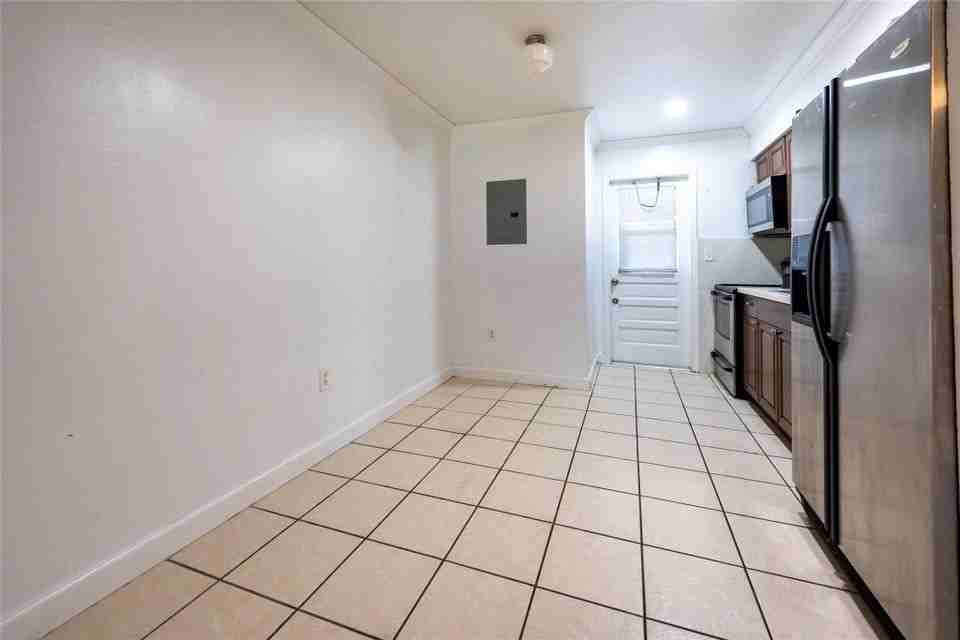 6170 Sw 43rd St ##1 2 - Photo 2 of 8