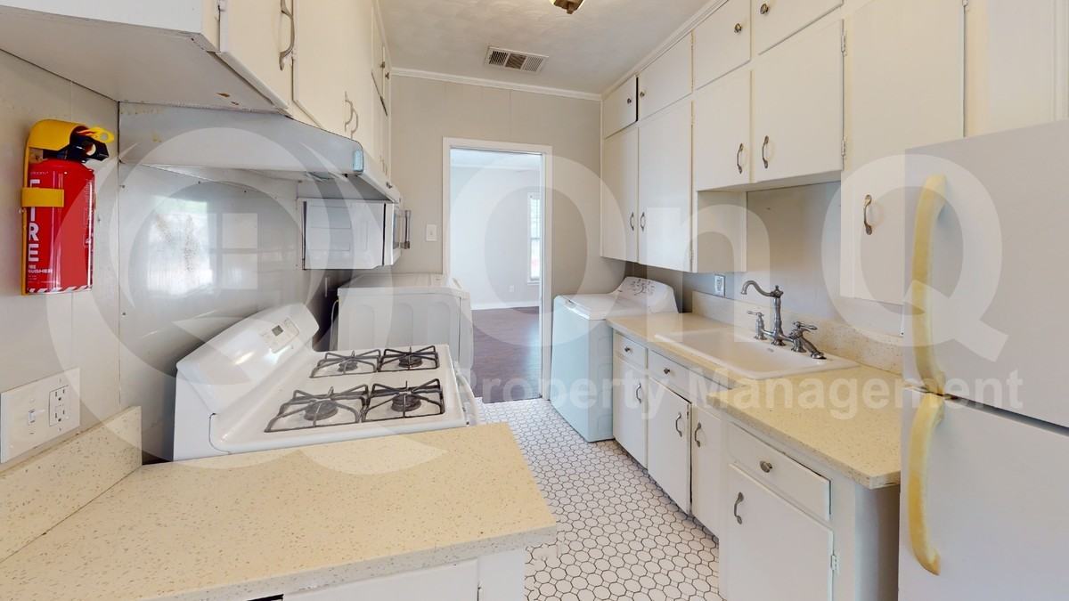2012 N Locust St - Photo 3 of 9