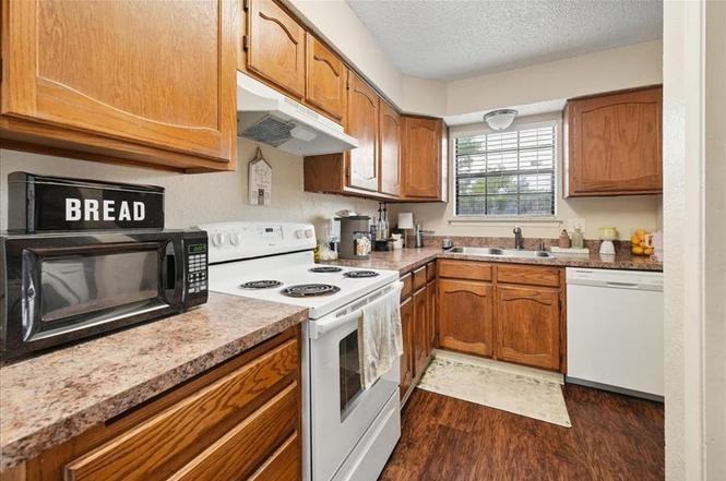 930 Southmoor Dr #932 - Photo 6 of 10