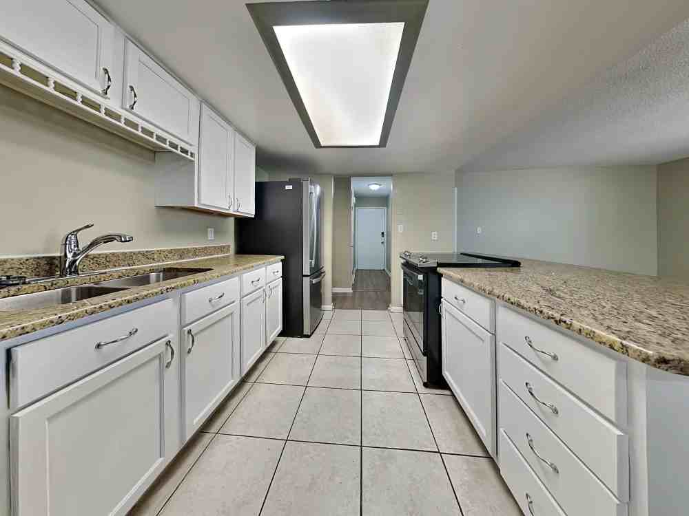 3207 West Euclid Avenue - Photo 2 of 9
