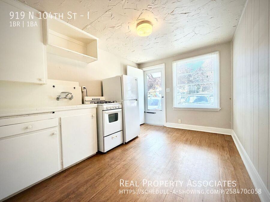 919 N 104th St #I - Photo 3 of 10