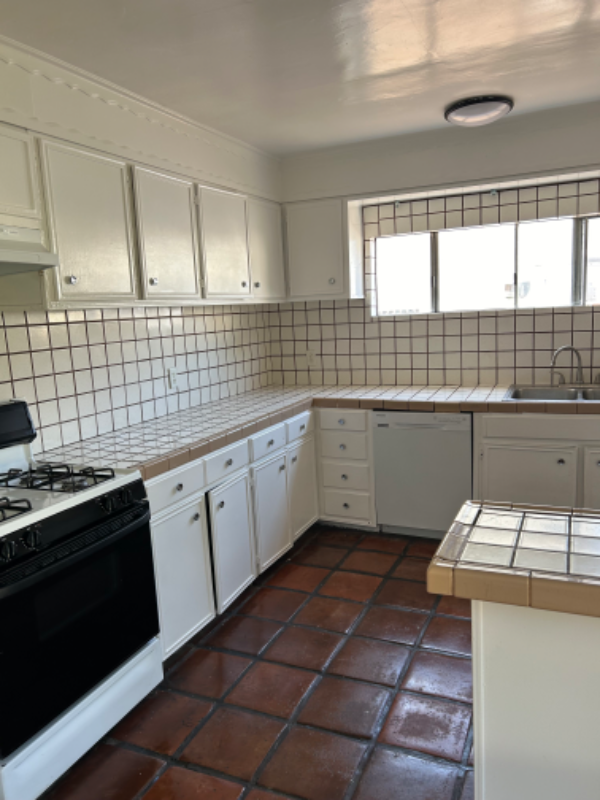 2629 Baltic Ave - Photo 4 of 11