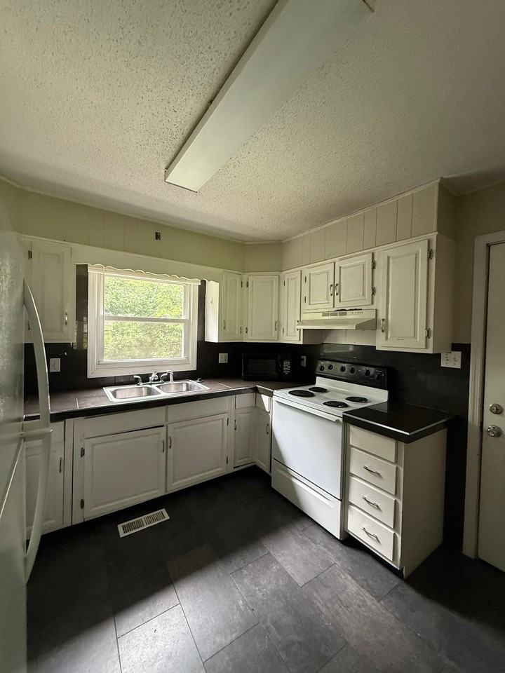 2601 Gaston Ave - Photo 4 of 17