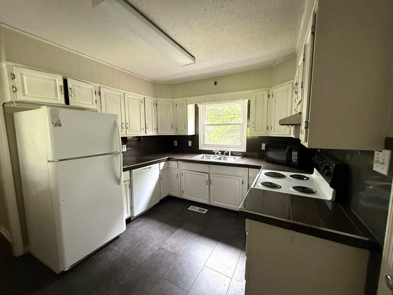 2601 Gaston Ave - Photo 5 of 17
