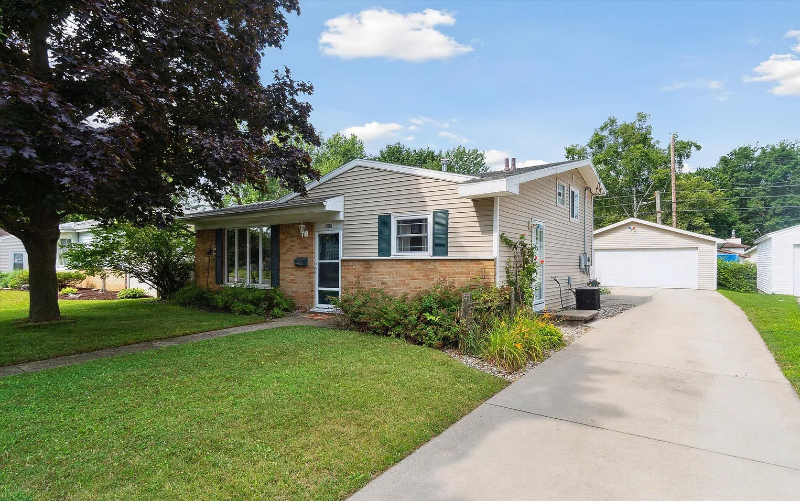 4900 Woodlyn Dr - Photo 5 of 19