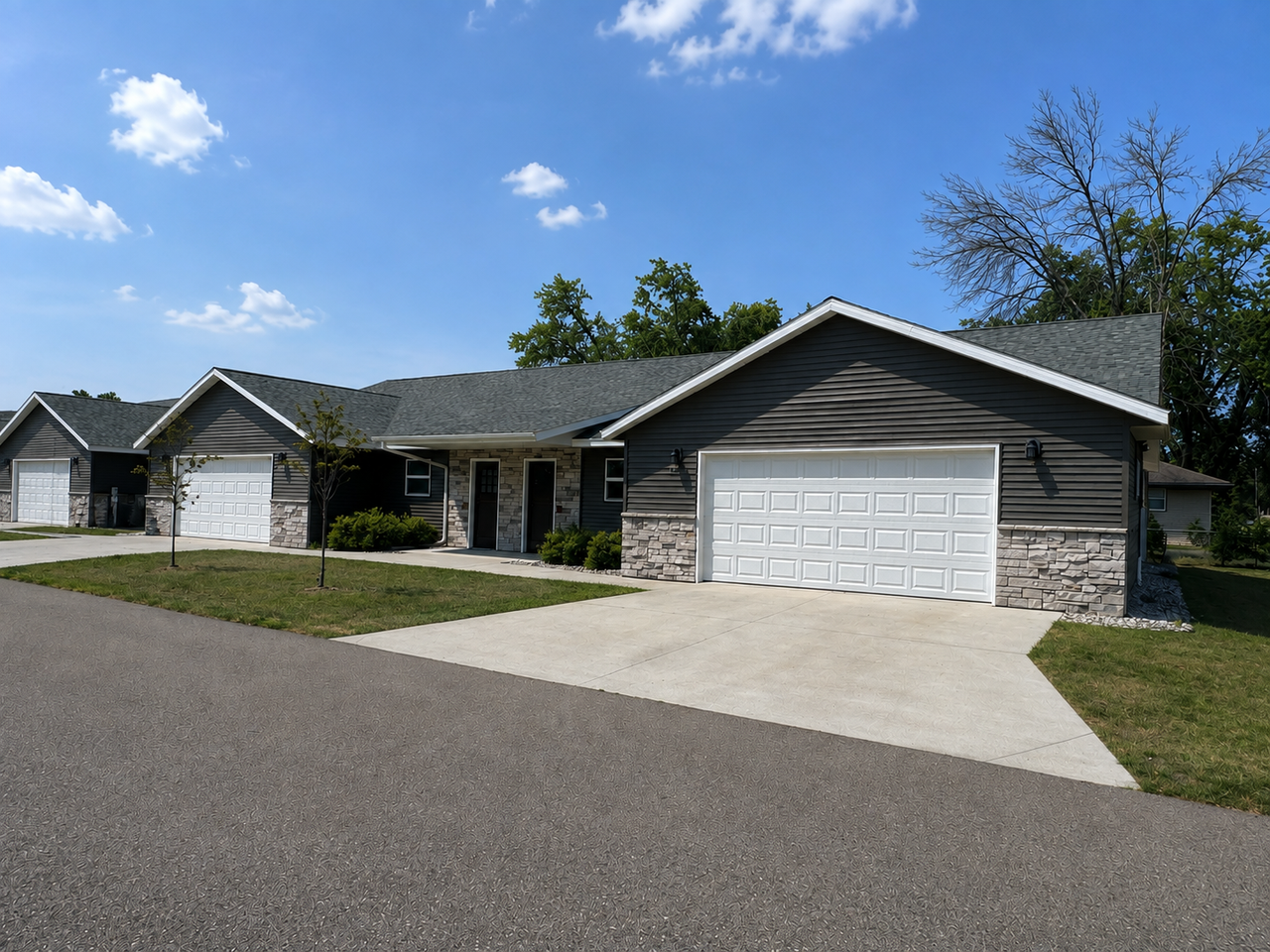 2485 Chestnut Dr - Photo 2 of 21