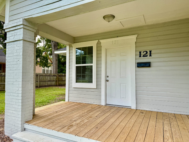 121 W Kerr Ave - Photo 3 of 15