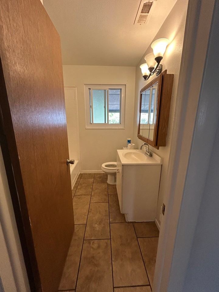 1207 S Gray St - Photo 2 of 19