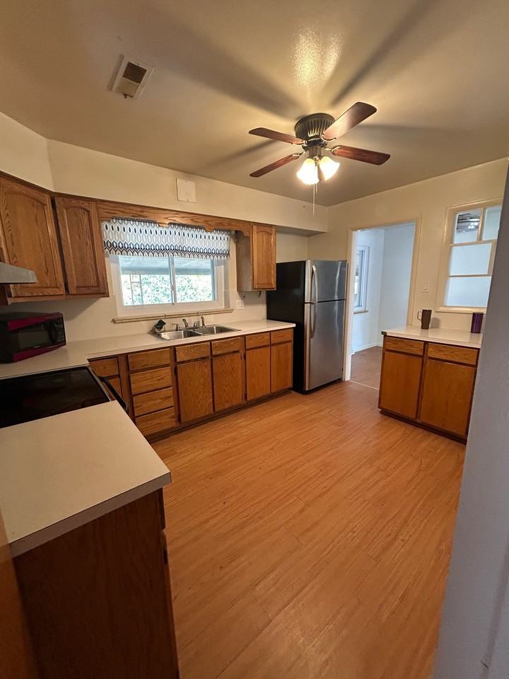 1207 S Gray St - Photo 5 of 19
