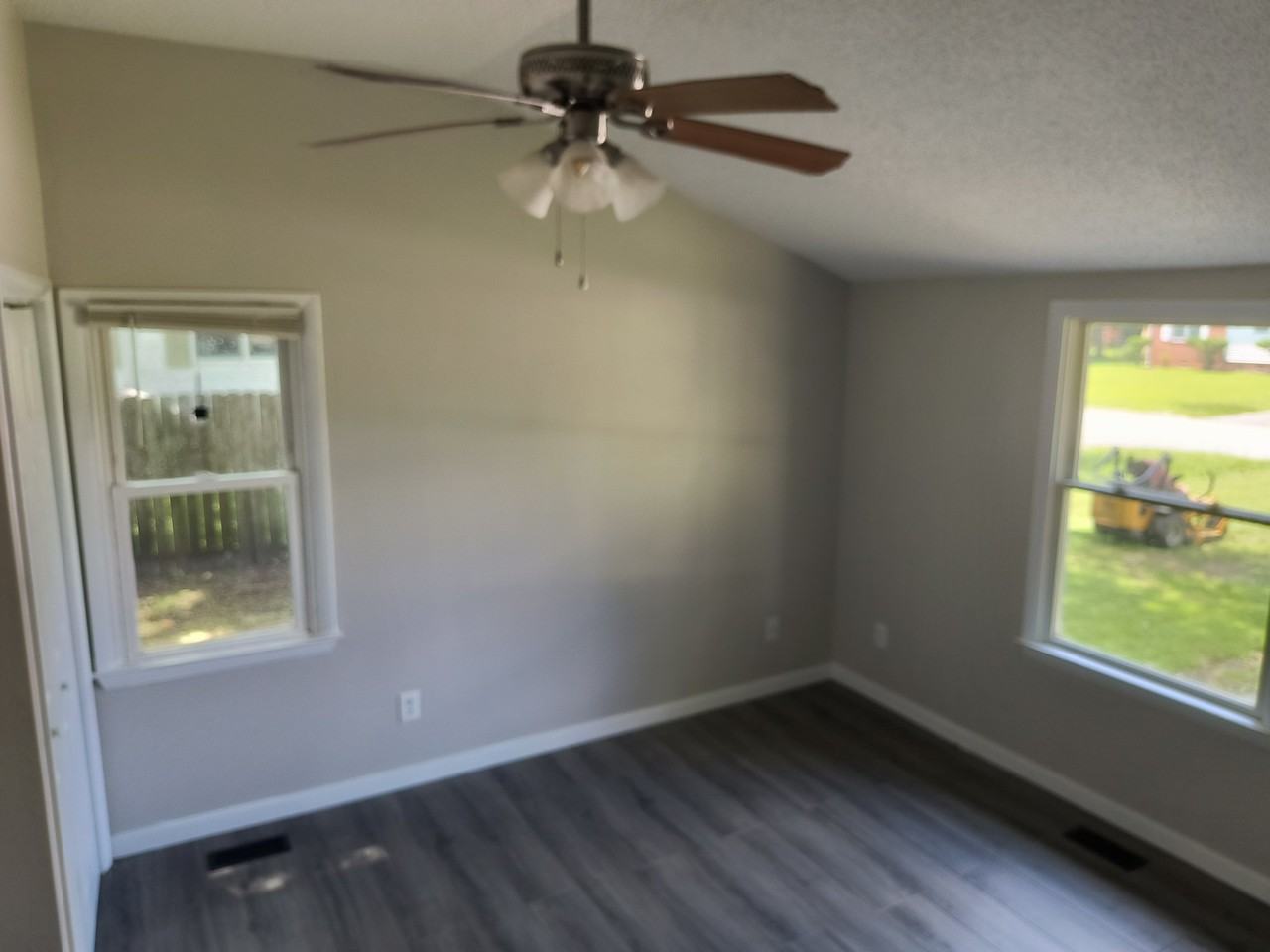 504 Clyde Dr - Photo 4 of 8