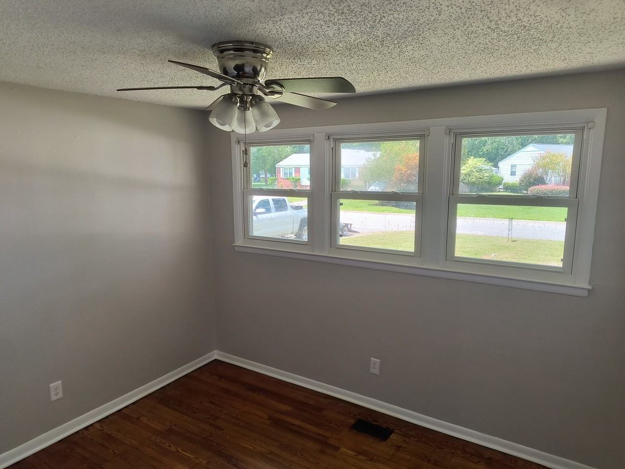 504 Clyde Dr - Photo 5 of 8