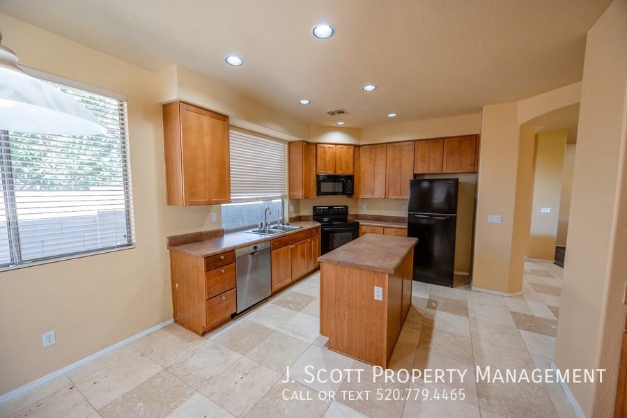 18462 W Western Star Blvd - Photo 6 of 27