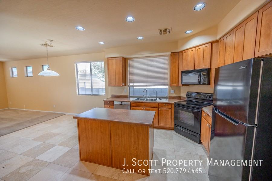 18462 W Western Star Blvd - Photo 7 of 27