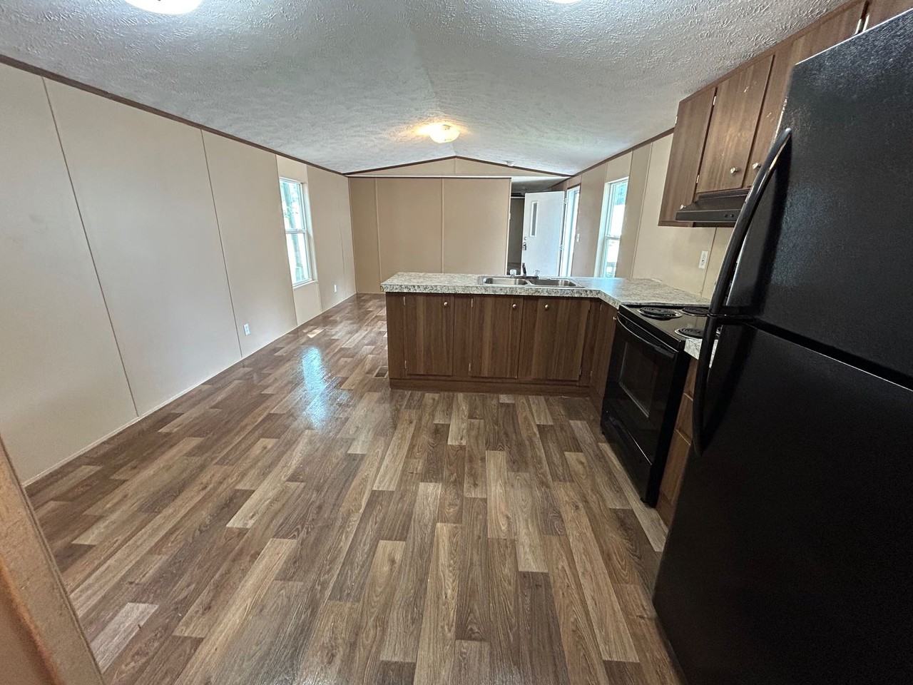 1048 Victoria St - Photo 2 of 10