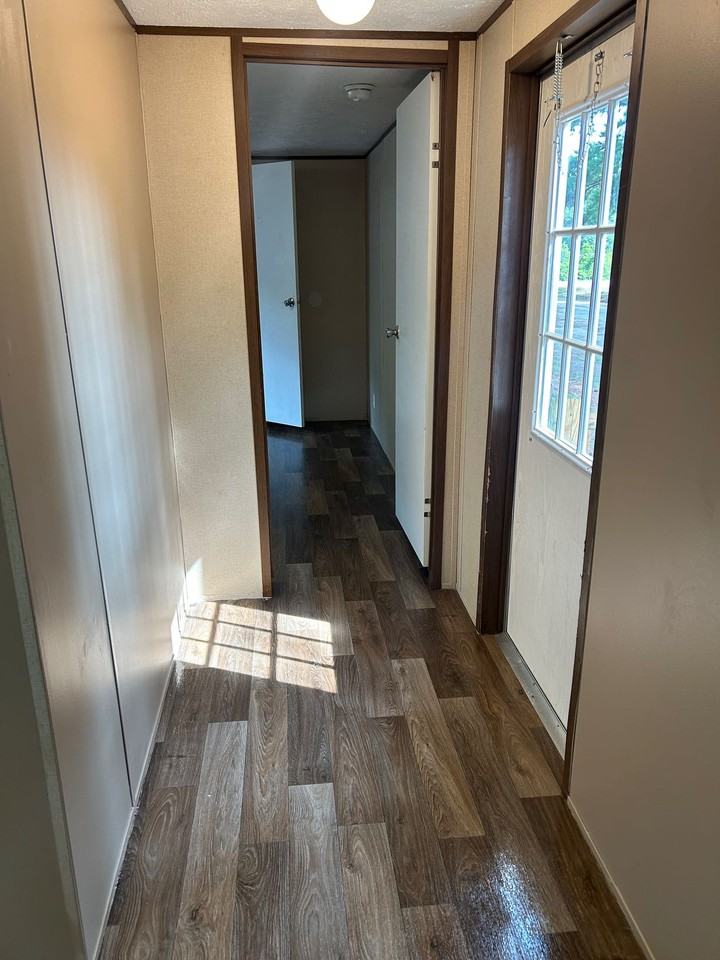 1048 Victoria St - Photo 4 of 10