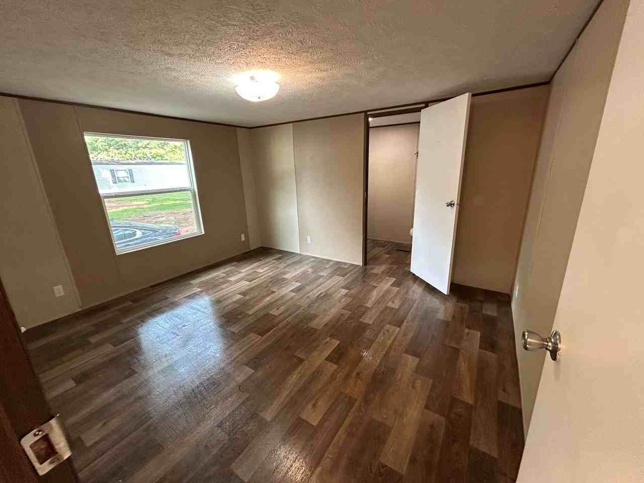 1048 Victoria St - Photo 5 of 10