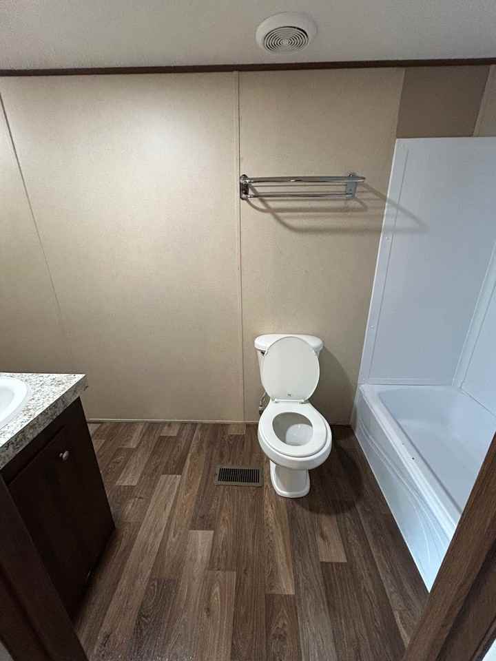 1048 Victoria St - Photo 6 of 10