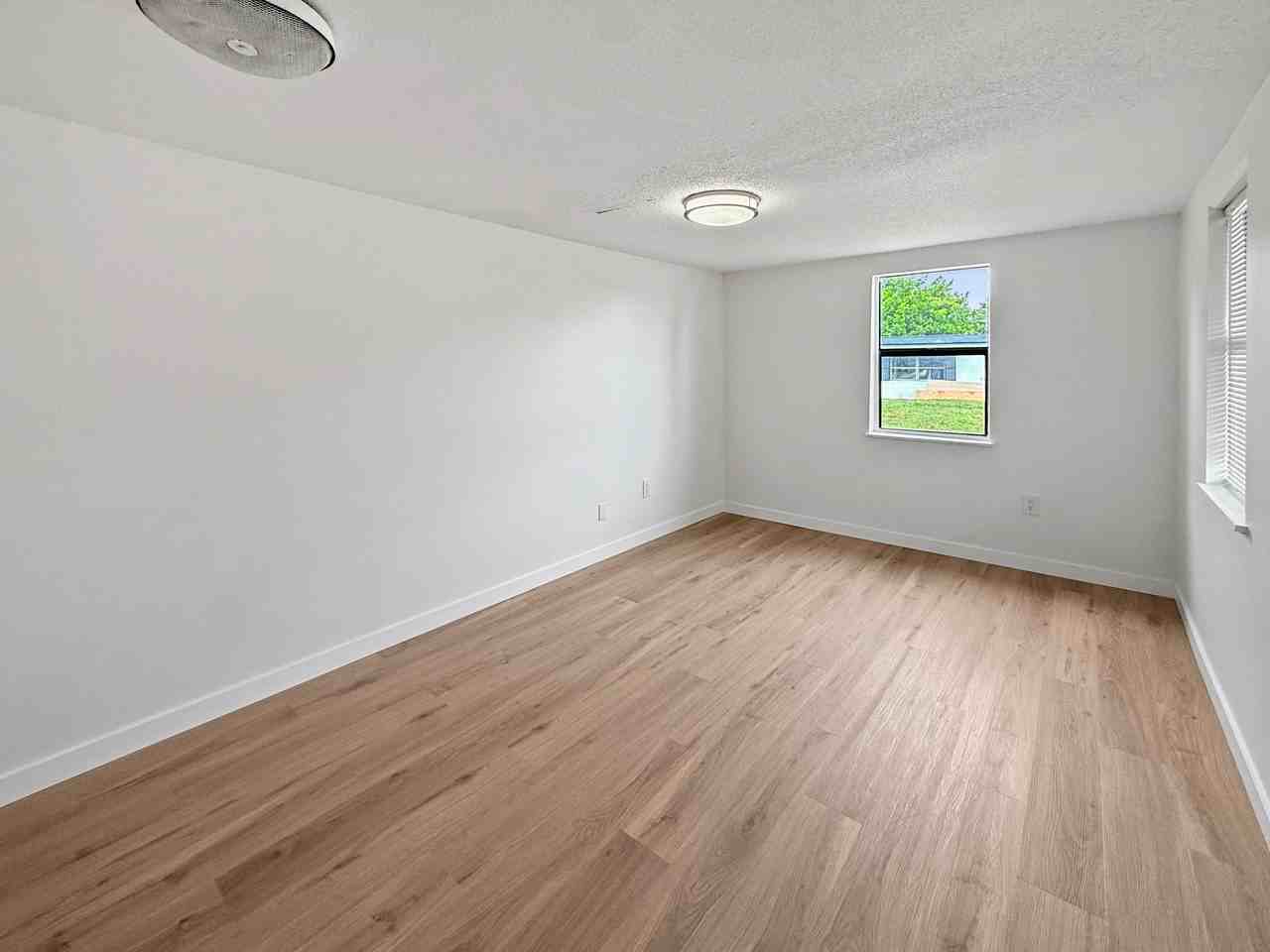 204 2nd St #4 - Photo 3 of 11