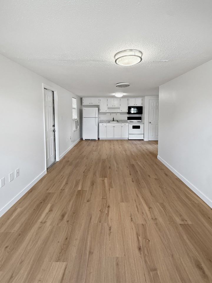 204 2nd St #4 - Photo 5 of 11
