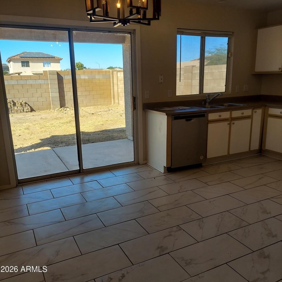 11922 N Olive St - Photo 4 of 8