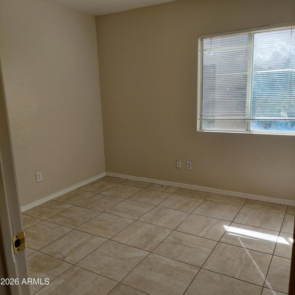 11922 N Olive St - Photo 7 of 8