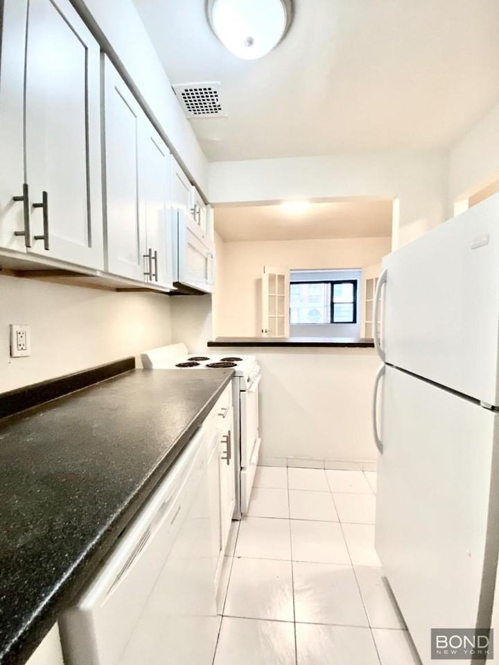 345 E 72nd St - Photo 3 of 10